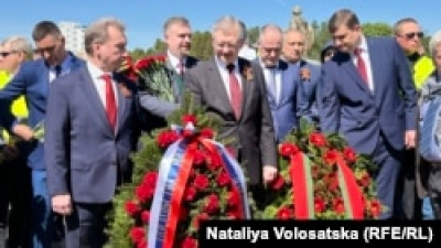 Під вигуки «терористи» посол Росії в Польщі поклав квіти до пам’ятника радянським військовим (фото)